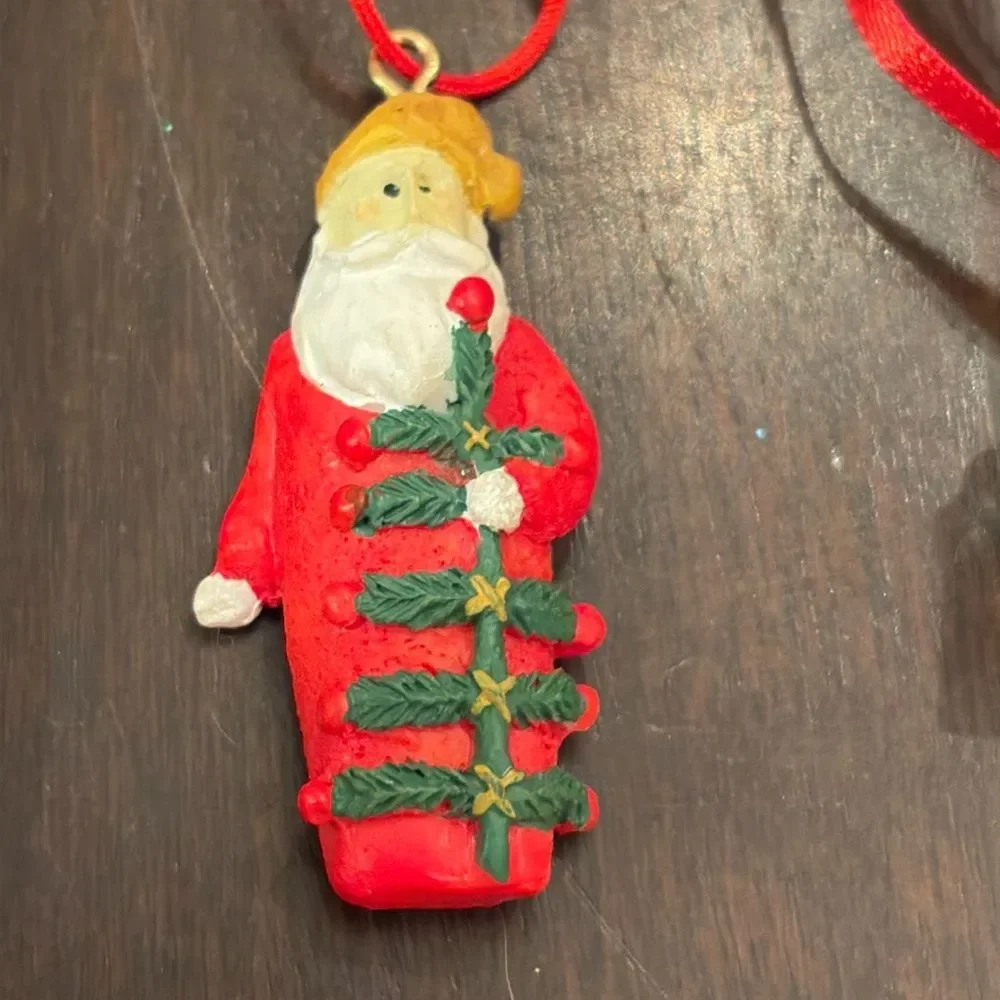 Set of 4 miniature ornaments Santa present￼